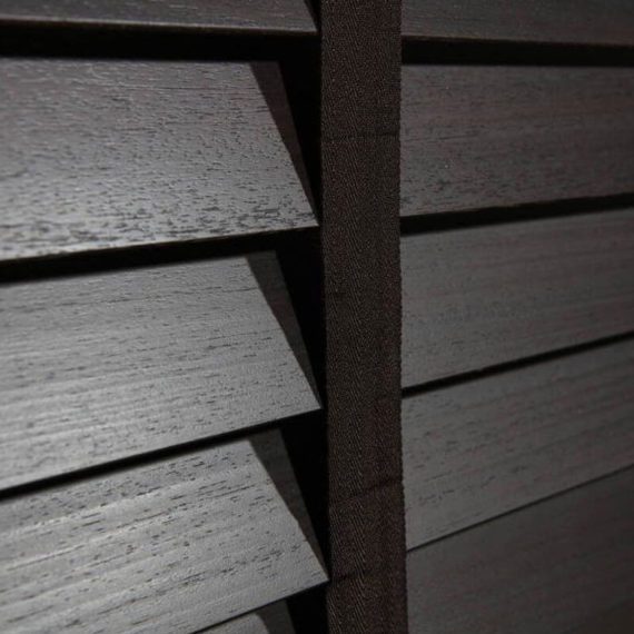 Abachi-hout laat zich niet alleen prima bewerken, maar is ook vochtbestendig. Dat maakt deze Afrikaanse houtsoort met grove nerf een uitstekende keuze voor vochtige ruimtes zoals je badkamer. En ook andere ruimtes in huis of kantoor krijgt met deze duurzame, kwalitatieve houtsoort gegarandeerd een natuurlijke, luxe uitstraling.