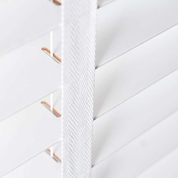 Wij voeren lindenhouten jaloezieën in diverse kleuren en breedtes tot wel 3600 mm breed. Jij kiest ook de bedieningszijde en houten sierlijst. Valt je keuze op lindenhouten jaloezieën van 50 of 63 mm? Dan kunnen we het ladderkoord vervangen door een ladderband om een stijlvol ‘shuttereffect’ te creëren.